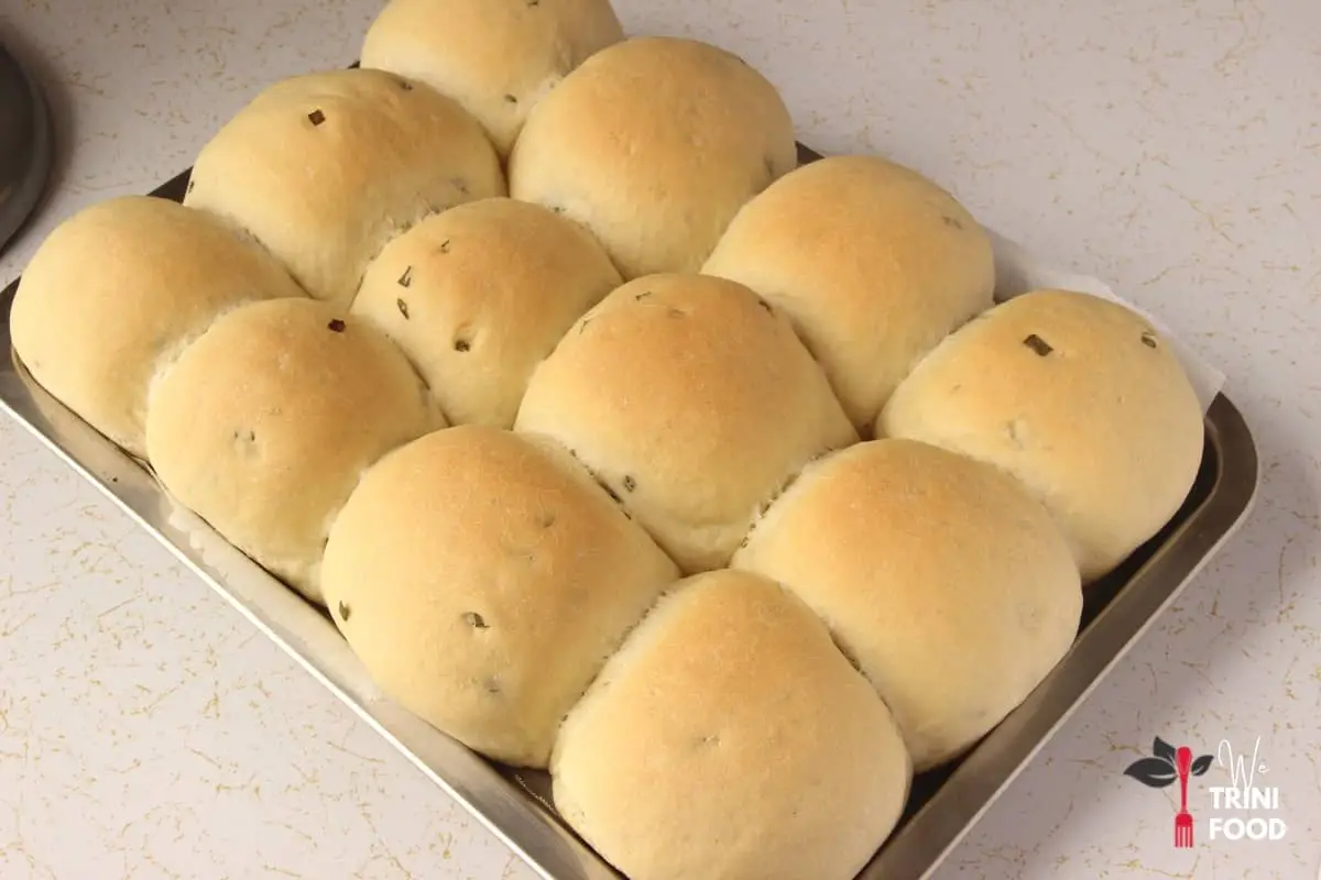 baked eggless dinner rolls with chive