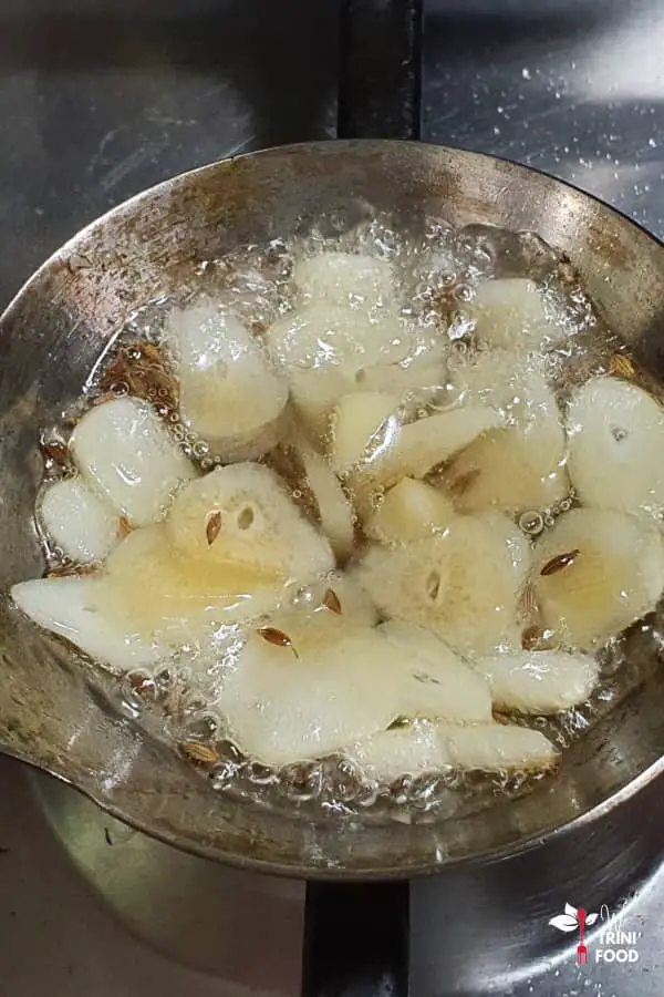 roasting cumin and garlic in oil