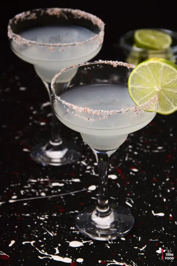 margarita cocktails with salt and lime slices