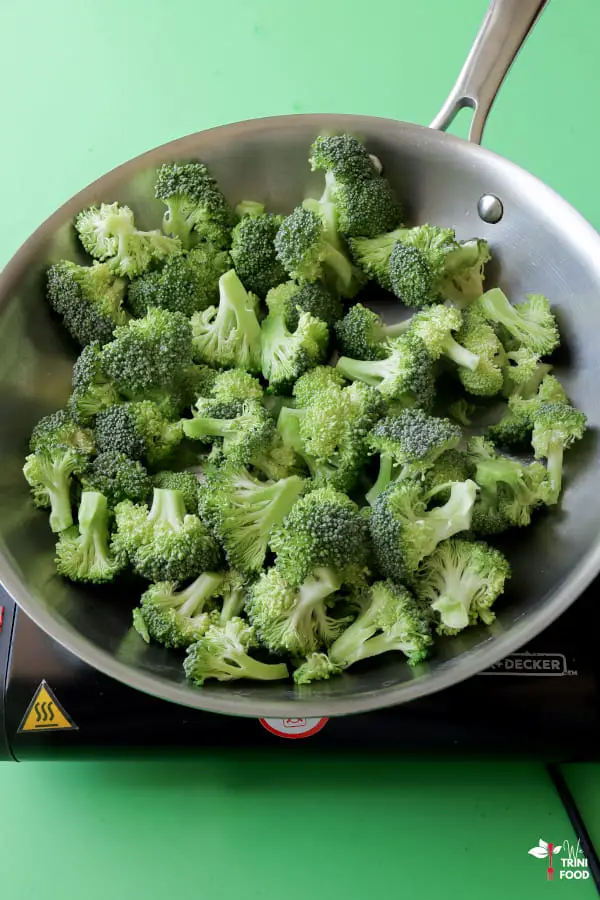 cook broccoli florets in large saucepan