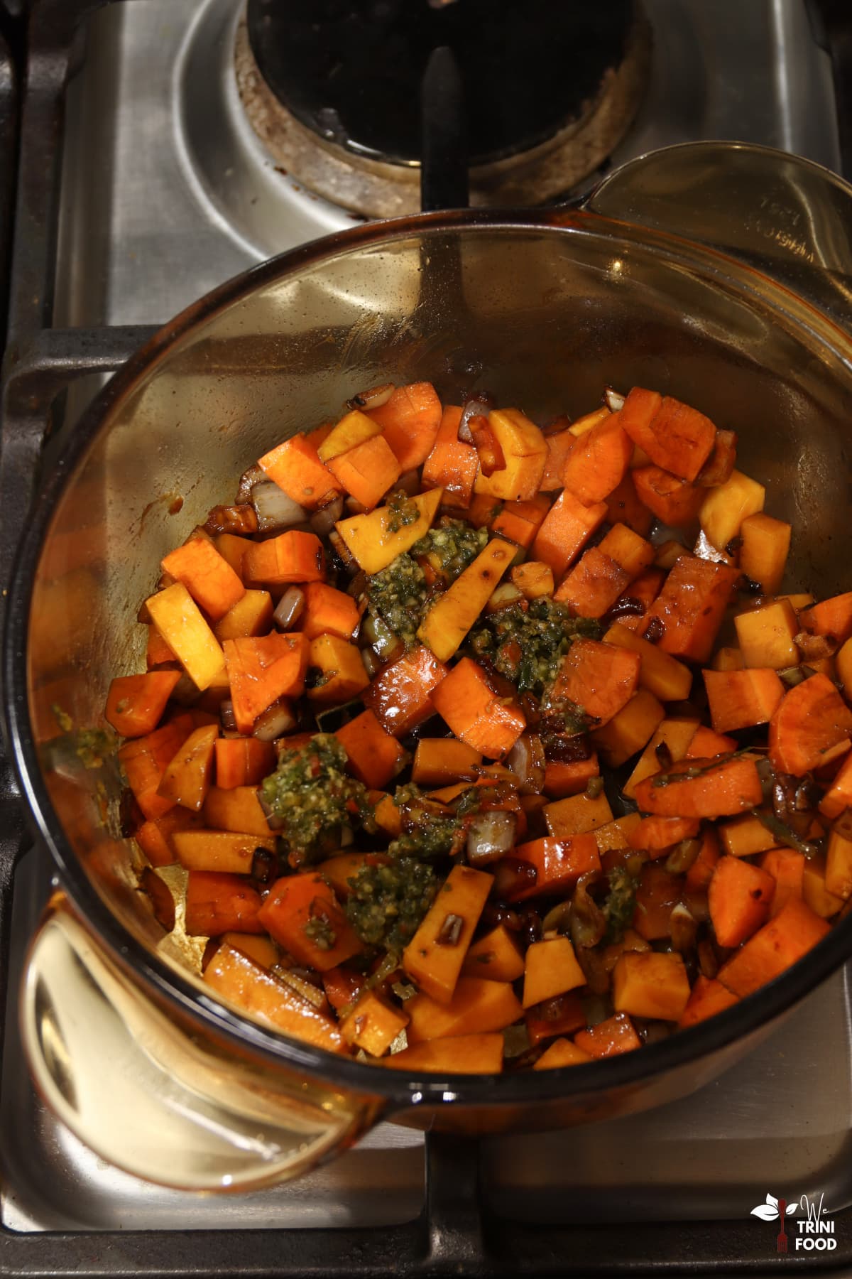 add green seasoning, carrots and pumpkin to aromatics to make stewed red kidney beans