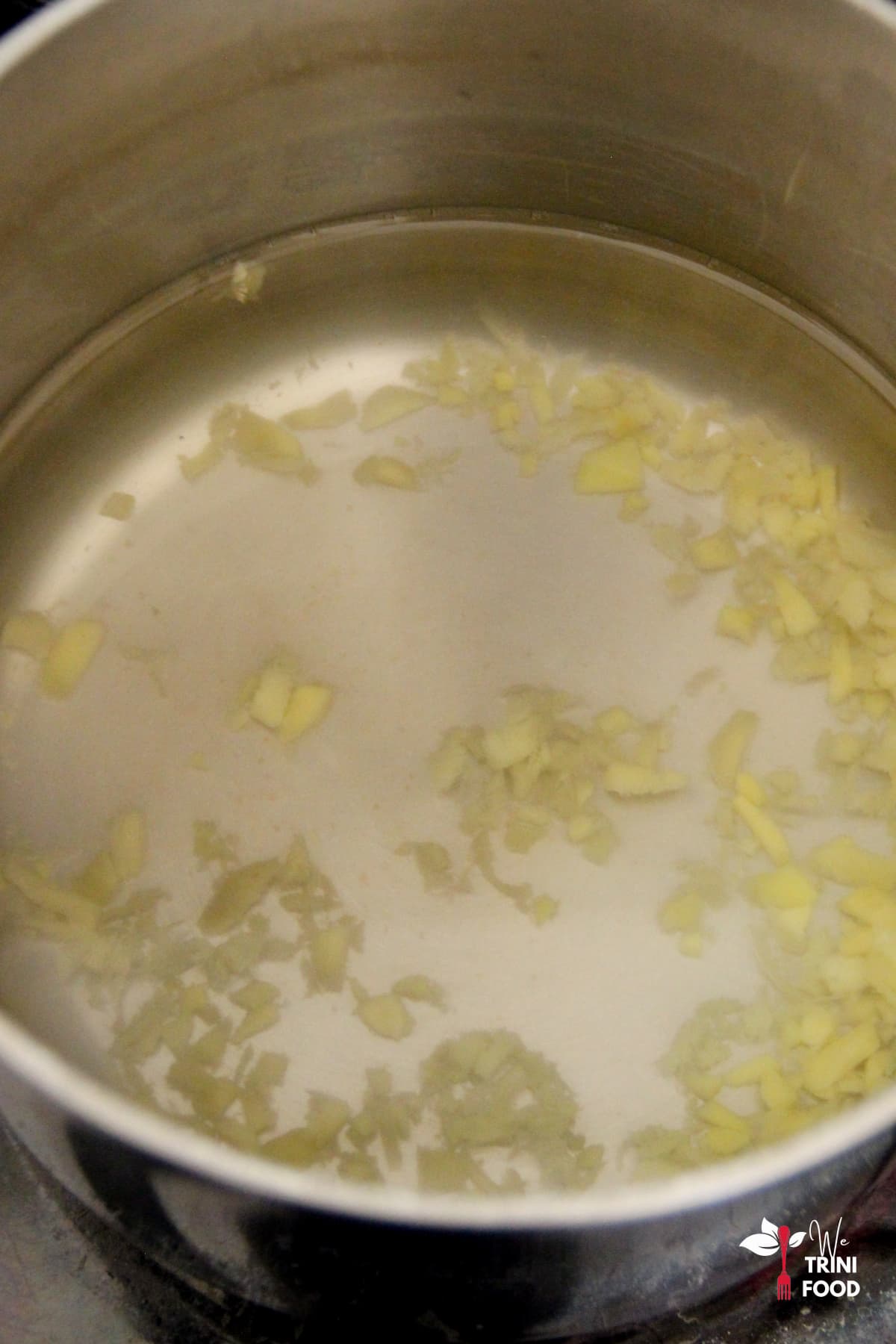 ginger and water for making green tea with ginger