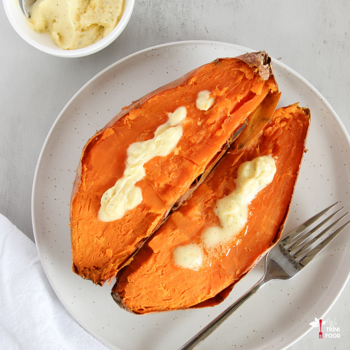 Baked sweet potatoes in the oven (featured image)