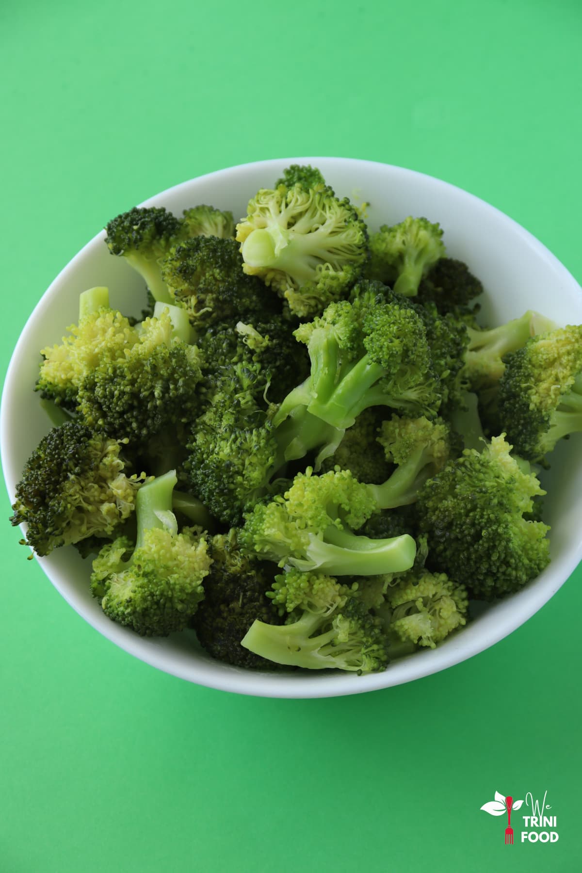 Sauteed broccoli recipe: delicious vegetarian side dish in white bowl