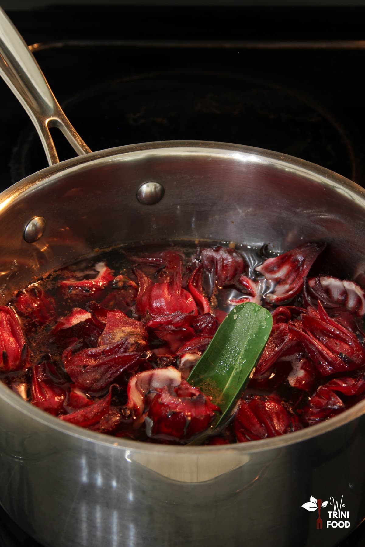 Brewing sorrel and spices for making roselle jelly